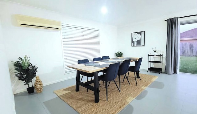 Modern, cozy, spacious house with air conditioning and heating in all bedrooms!