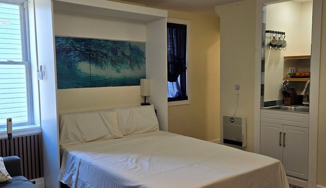 Modern & cozy studio near universities, hospitals, shops, restaurants