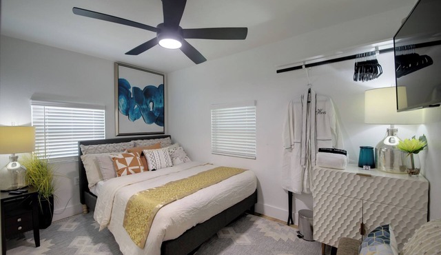 Modern, Cozy, & Stylish Downtown Retreat - 5 Star Location & Amenities!