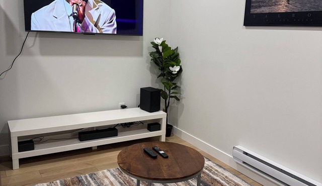 Modern Cozy Suite | Smart TV | Washer & Dryer