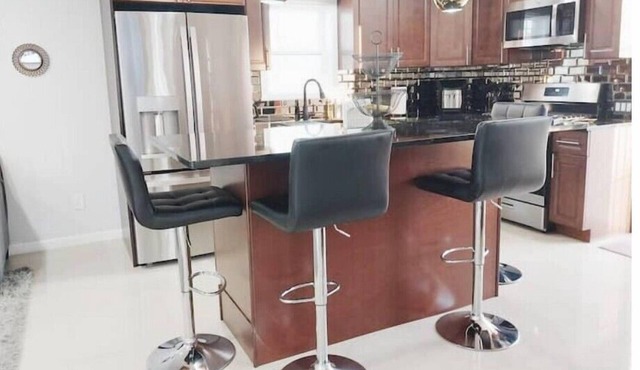 Modern & Cozy Suite with free parking!