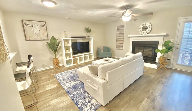 Modern, cozy, Townhouse Centrally Located!