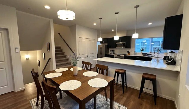 Modern & Cozy Townhouse in Monroe