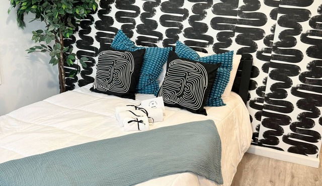 Modern Cozy Vacation Home with Lounge/Event Space and Backyard