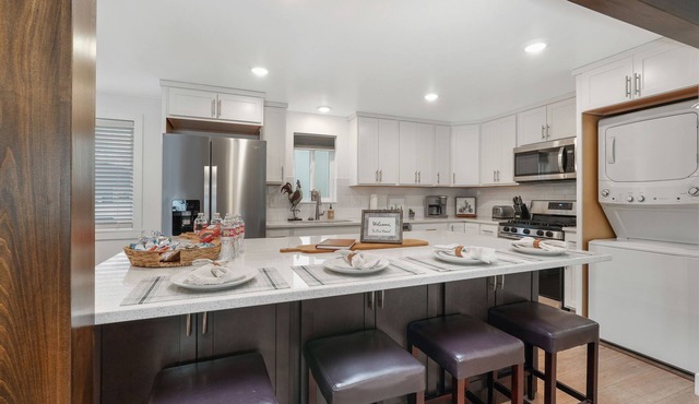 Modern culinary kitchen, Luxury, Cozy Home & Pet-Friendly!