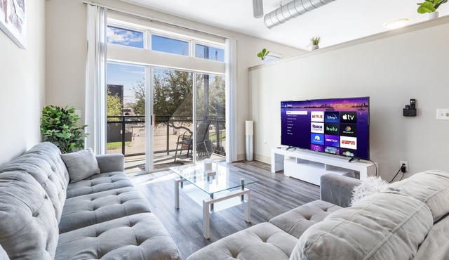 Modern Dallas 1Br Condo King Size Bed/Pool/Gym/Rooftop