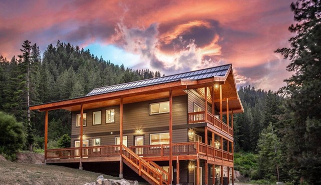 Modern Day Luxury Cabin Living! 4 Bed/4Bath, Hot Tub, 5 Acres, 15 Min to Lvnwrth
