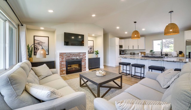 Modern Del Rey Oaks Retreat: 2 Mi to Monterey Bay!