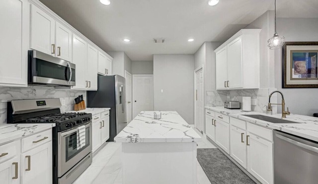 Modern Deluxe 4 bed Home