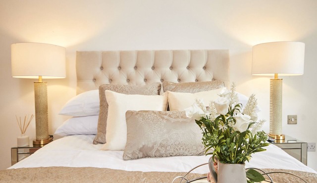 Modern Deluxe Leeds City Apt Balcony View