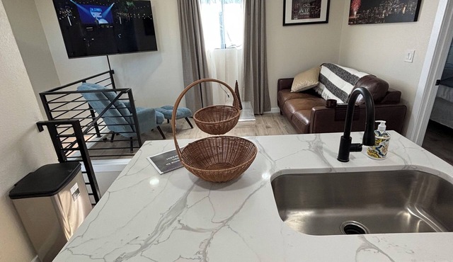 Modern Denver Guesthouse – Comfortable, Clean & Convenient to Downtown & Arenas