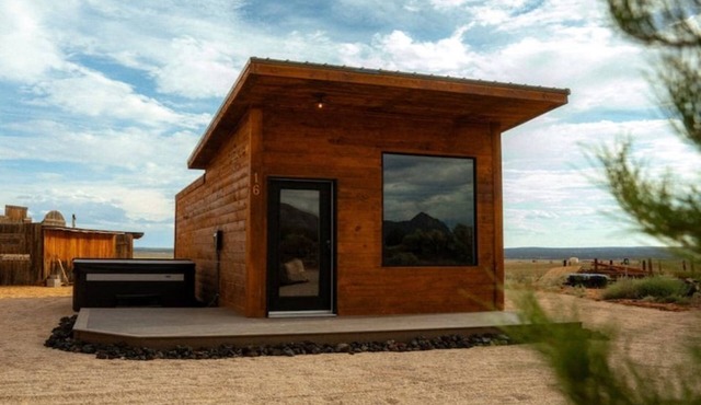 Modern Desert Cabin with Hot Tub & Sauna Access