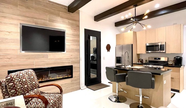 Modern desert casita surrounded by Mountain View’s. Trails galore!