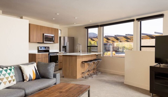 Modern Desert Dwelling W/Garage