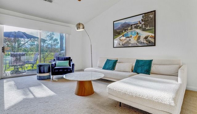 Modern Desert Retreat: Luxurious Comfort & Endless Activities