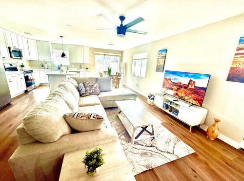 Modern Desert Retreat - 12 Min to DT & Airport