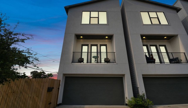 Modern Design 3BR 4BA ♨️Hot Tub along with Putting Green ♨️ EaDo Houston