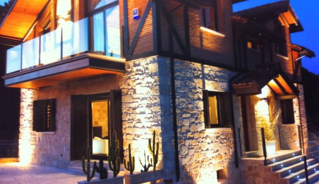 Modern design country house with fantastic qualities, jacuzzi, air conditioning, etc etc