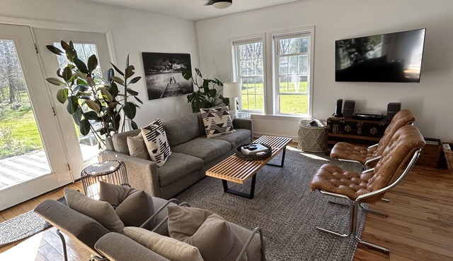 Modern Designer Beach House 1 mile to the beach! Pet-friendly & bright