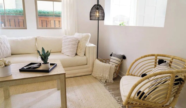 Modern Designer Home w/King Bed - 30 minutes to all the theme parks!