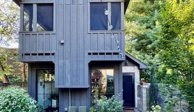 Modern designer home w/courtyardnn