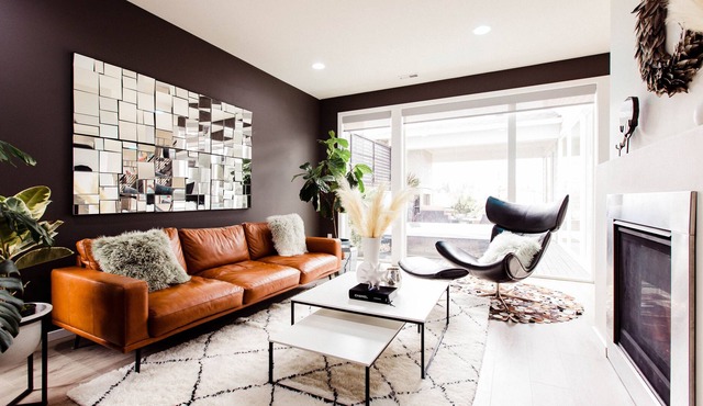 Modern Designer Home with Hot Tub, Deck, WIFI, Grill & Garden Views