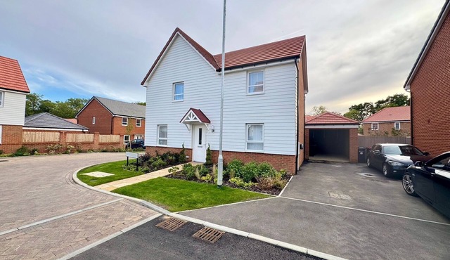 Modern Detached 4BR House – Super-King En-suite, Garden, Parking, Driveway