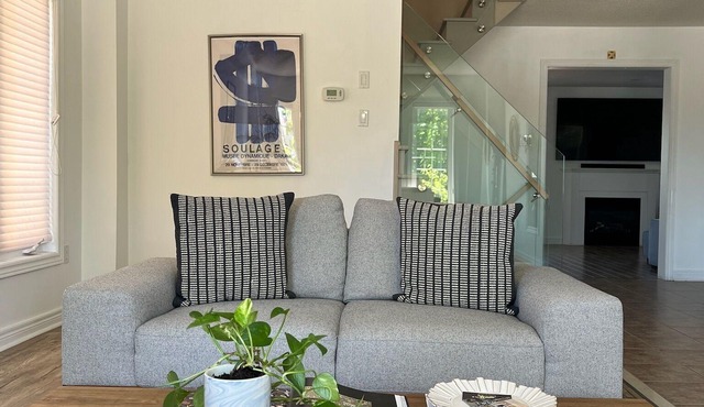 Modern Detached Home in the Suburbs of Toronto