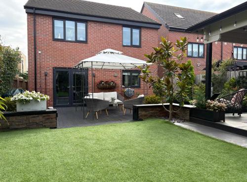 Modern Detached House with multiple parking and large garden next to Anfield Stadium