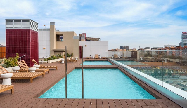Modern Diagonal Mar Oasis: 2BR Apartment with Pools & Parking