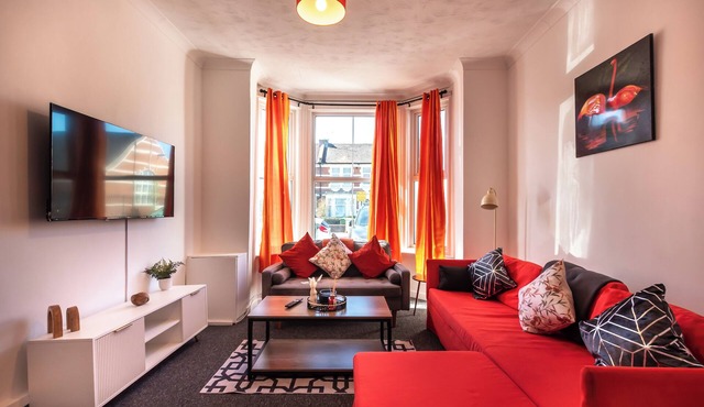 Modern,Discounts,Contractor,Relocation,Free Parking,Town Centre,Fast WIFI