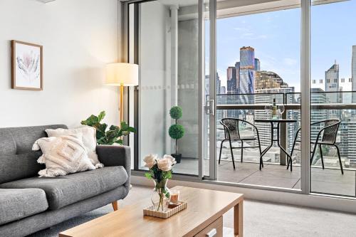 Modern Docklands 2B1B APT - City View , Pool, Gym, Free Parking