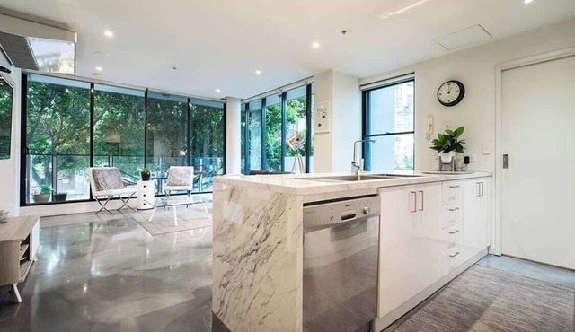 Modern Docklands by Ready Set Stay with WIFI, Linen, Gym and Pool