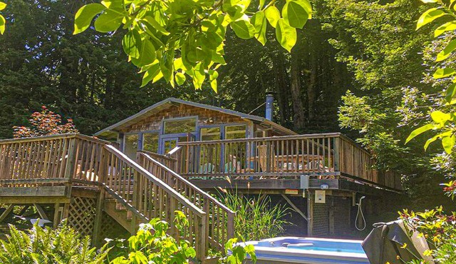 Modern dog-friendly riverfront home with a hot tub, great views, washer/dryer