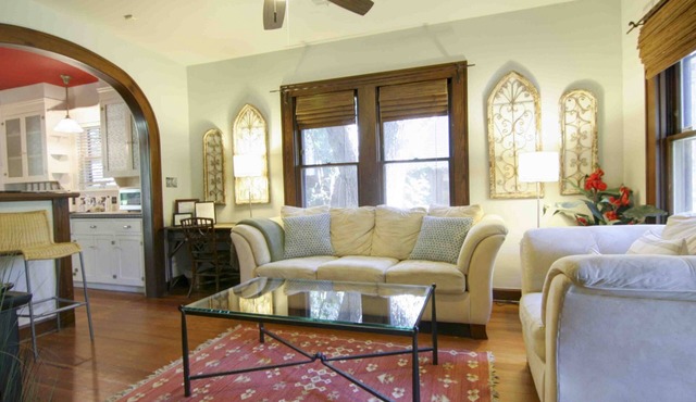 Modern dog-friendly Austin home super close to downtown with patio, W/D, kitchen