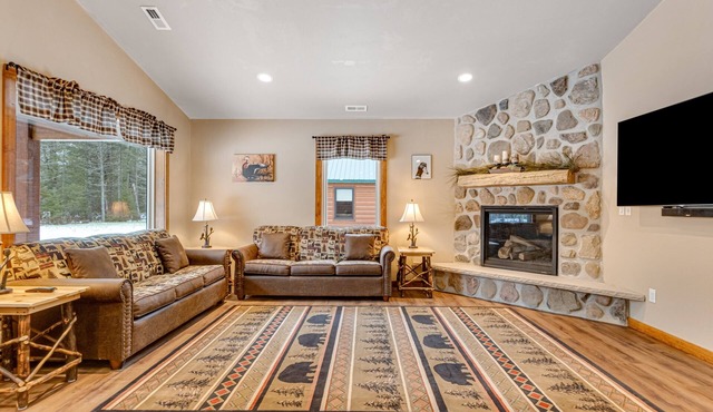 Modern dog-friendly cabin with hot tub, gas fireplace, patio, grill, & central AC