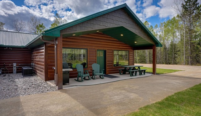 Modern dog-friendly cabin with hot tub, gas fireplace, patio, grill, & washer/dr