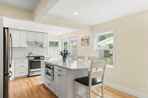 Modern Dog-Friendly Cape Cod Cottage Near Beaches
