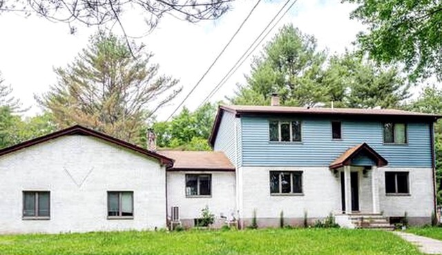 Modern Dog-Friendly Cottage with Elegant Design Ideal for Families in NY