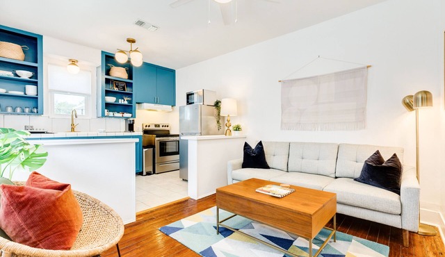 Modern dog-friendly duplex, 1 block from beach with shared backyard patio & W/D