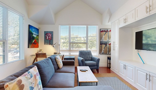 Modern, Dog-Friendly Flat with WiFi & Garage Parking - Unbeatable Location