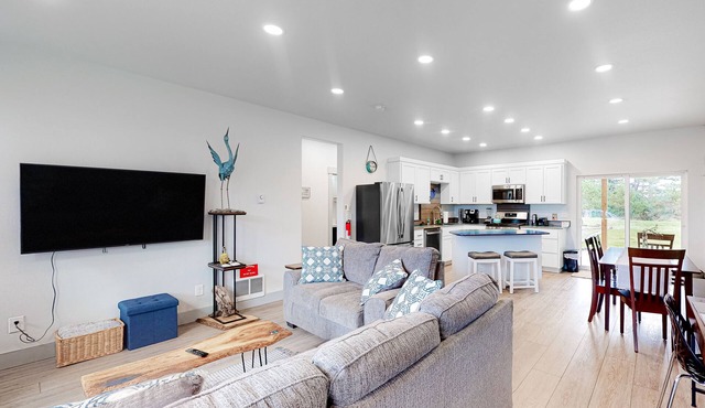 Modern, Dog-Friendly Home with a Full Kitchen, Washer/Dryer, Furnished Patio