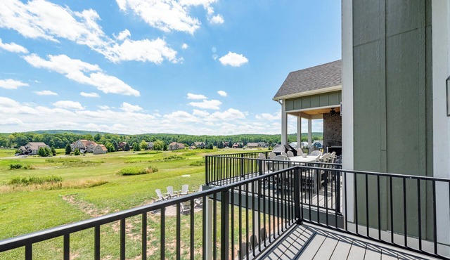 Modern Dog Friendly Lodge w/Pool & Hot Tub