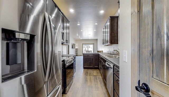 Modern dog-friendly townhouses with WiFi, patio, BBQ grill