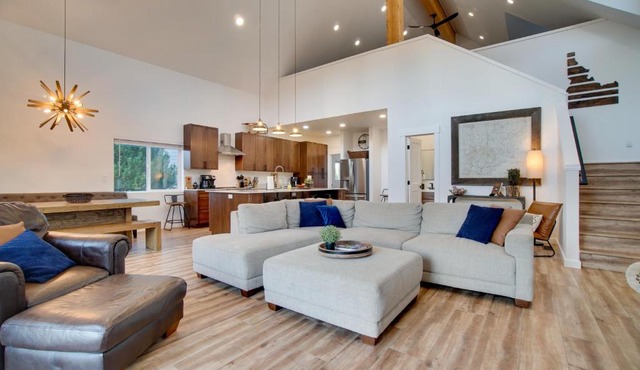 Modern Donnelly Cabin with Private Hot Tub