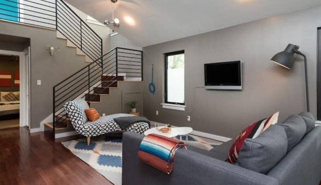 Modern Downtown 2 Homes w/11 beds