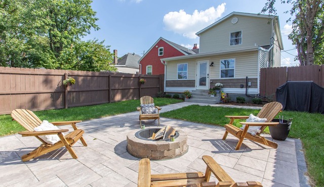 Modern downtown 4-BR/3 bath spacious home with free on site parking, sleeps 10