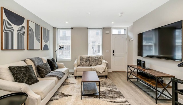 Modern Downtown 5BD/3BTH + Roof Deck - Sleeps 10