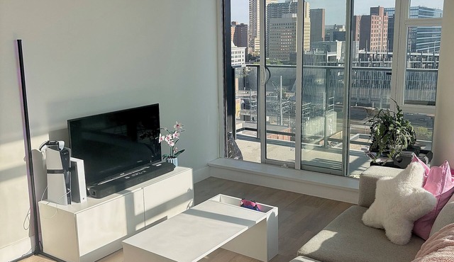 MODERN DOWNTOWN APARTMENT - Only a 5 minute walk to the Stampede grounds.