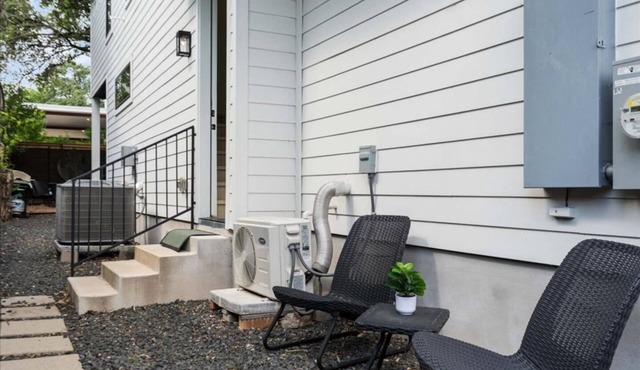 Modern Downtown Apt Fast Wi-Fi & Parking